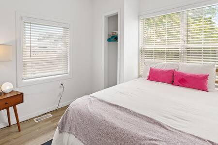 Hot Tub By The Bay - 4bd 2ba Holiday home *