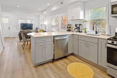 Hot Tub By The Bay - 4bd 2ba *