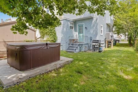 Hot Tub By The Bay - 4bd 2ba Holiday home *